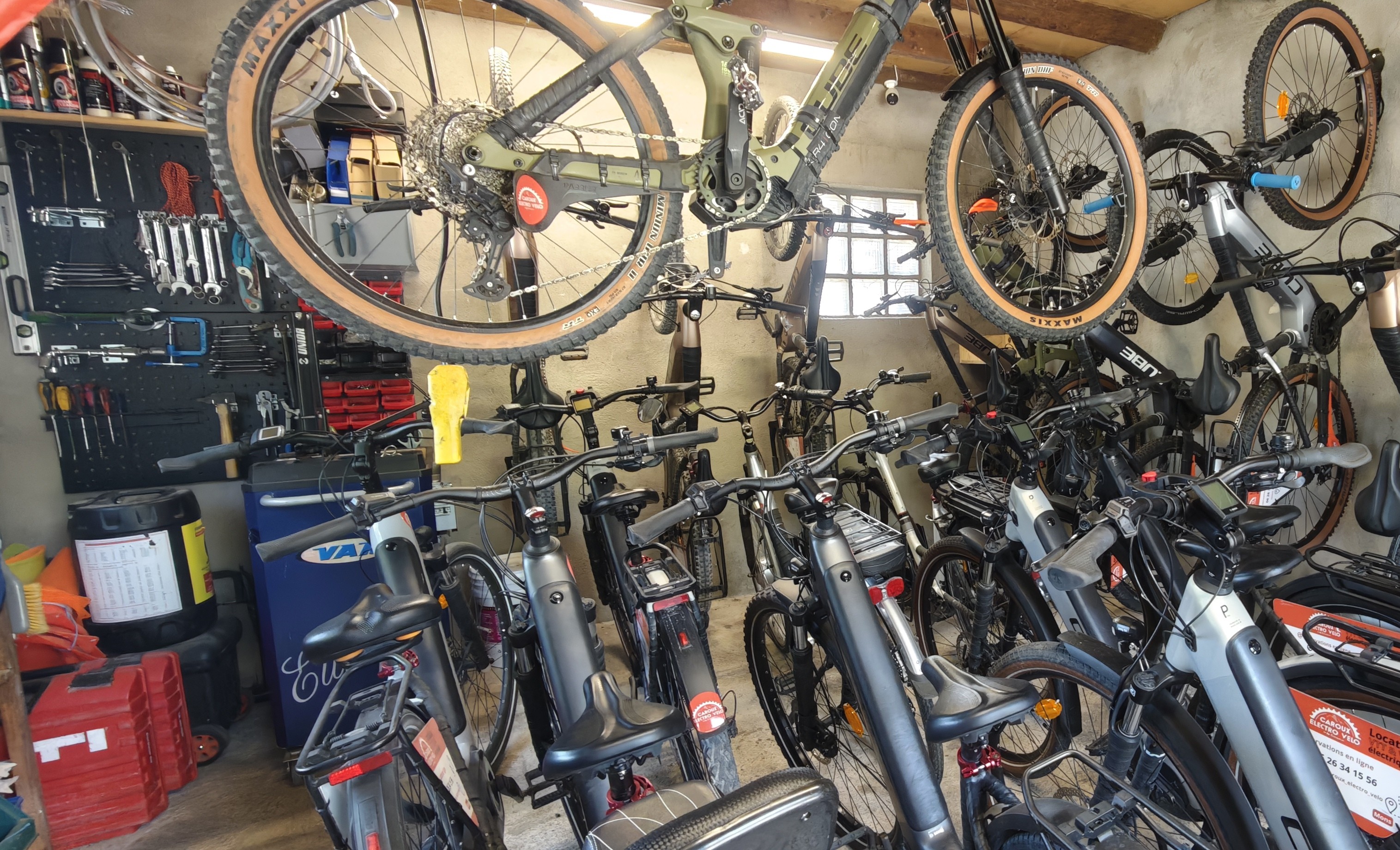 Groupe équipé de vélos électriques